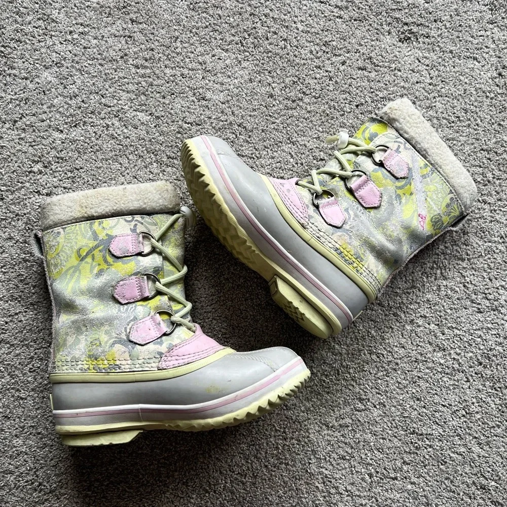 SOREL 'Yoot Pac' Girls Size 2 Winter Boots Lime Gray Chartreuse & Pink Leather